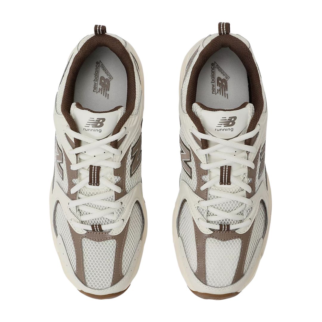 Vista superior de las zapatillas New Balance 530 turtledove angora mushroom con cordones.