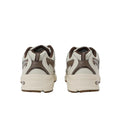 Vista trasera de las zapatillas New Balance 530 en color turtledove, angora y mushroom.