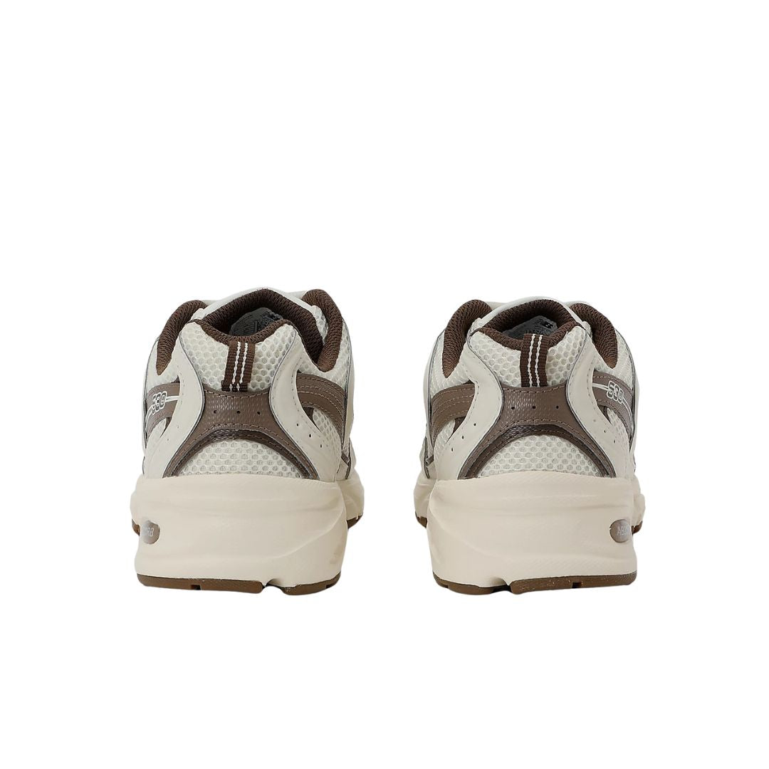 Vista trasera de las zapatillas New Balance 530 en color turtledove, angora y mushroom.