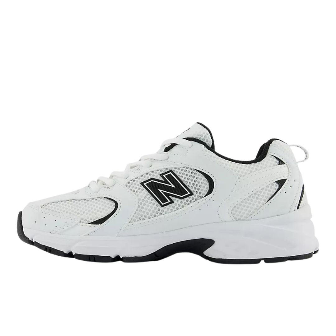 Zapatillas New Balance 530 blancas con detalles negros – vista lateral izquierda con entresuela ABZORB™ para máxima amortiguación.
