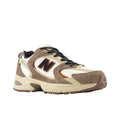 New Balance 530 Dark Mushroom/Incense/Linen: vista frontal en 3/4 que muestra el contraste de ante marrón, malla crudo y la mediasuela ABZORB en tono beige.