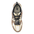 New Balance 530 Dark Mushroom/Incense/Linen: vista cenital con malla blanca, cordones negros planos y lengüeta con etiqueta New Balance Running en beige y negro.