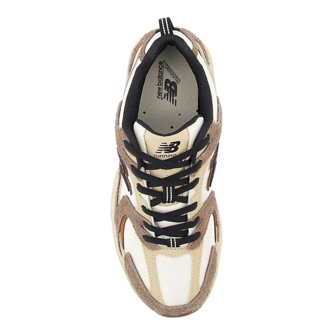 New Balance 530 Dark Mushroom/Incense/Linen: vista cenital con malla blanca, cordones negros planos y lengüeta con etiqueta New Balance Running en beige y negro.