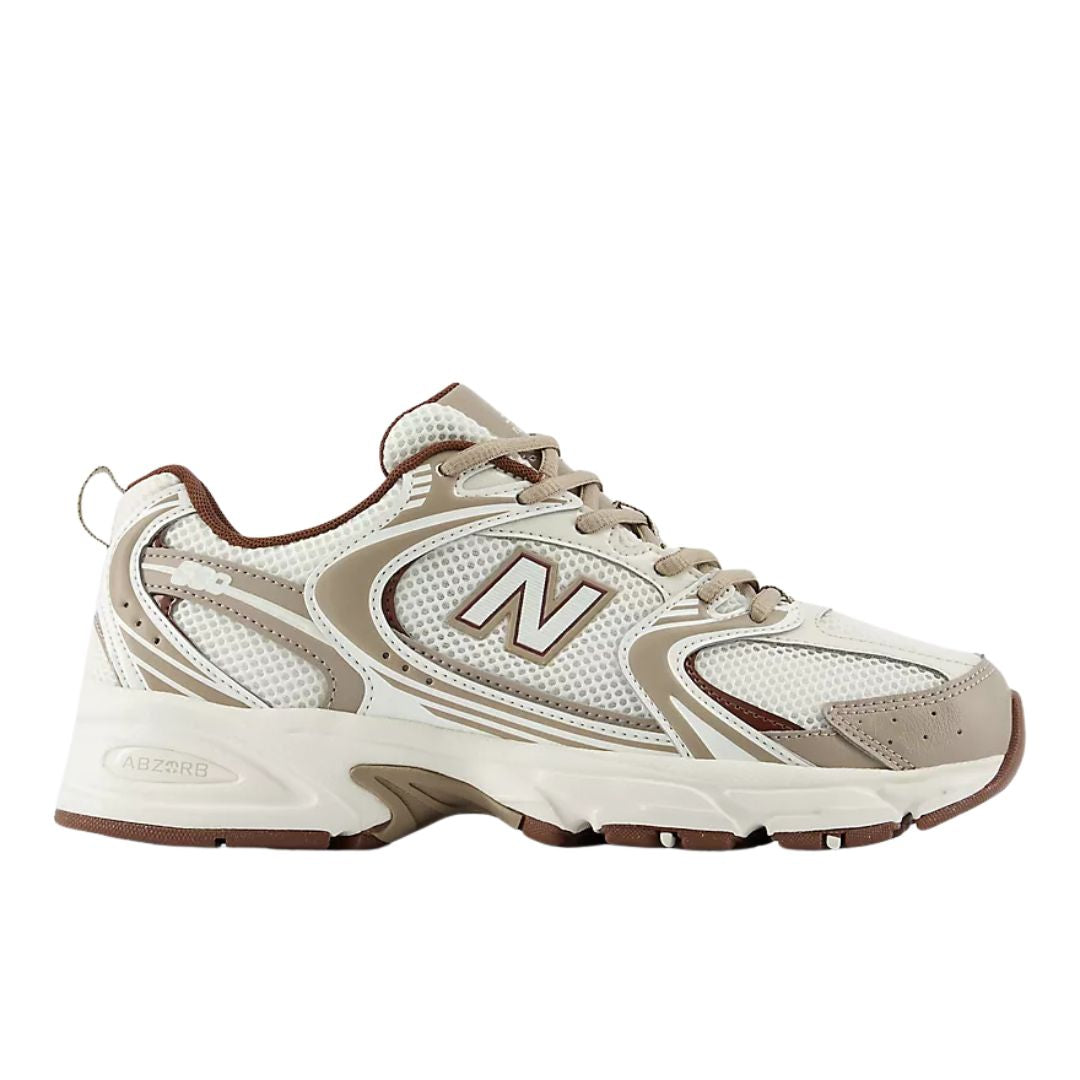 Zapatilla New Balance 530 Sea Salt/Driftwood, vista lateral de perfil con el texto ABZORB visible en la entresuela blanca, logo N beige y combinación de malla y piel en tonos tierra.