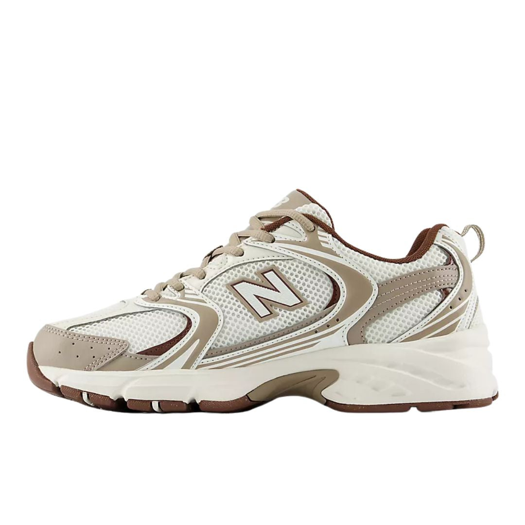 Zapatilla New Balance 530 Sea Salt/Driftwood, vista lateral de perfil, mostrando el logo N beige, cordones marrones y la suela ABZORB en blanco con detalles en marrón oscuro.