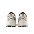 Zapatillas New Balance 530 Sea Salt/Driftwood, vista trasera mostrando ambos talones, con refuerzo bajo en blanco, malla transpirable y detalles beige y marrón en los laterales.