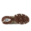 Suela de la zapatilla New Balance 530 Sea Salt/Driftwood, vista inferior con el tacón ABZORB en marrón y blanco, dibujo de tracción marcado y acentos azules en la zona del talón.