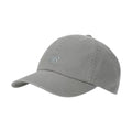 Gorra New Balance 6 Panel Classic Hat V 2.0 en color slate, perfil bajo, visera curvada y logo NB bordado en gris claro en tono sobre tono sobre el panel frontal.
