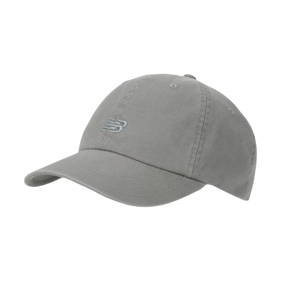 Gorra New Balance 6 Panel Classic Hat V 2.0 en color slate, perfil bajo, visera curvada y logo NB bordado en gris claro en tono sobre tono sobre el panel frontal.