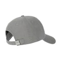 Vista trasera de la gorra New Balance 6 Panel Classic Hat V 2.0 en color slate con ojales de ventilación, costuras de seis paneles y cierre de hebilla metálica NB ajustable.