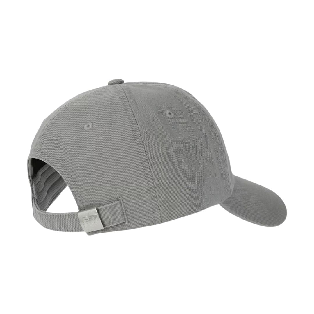 Vista trasera de la gorra New Balance 6 Panel Classic Hat V 2.0 en color slate con ojales de ventilación, costuras de seis paneles y cierre de hebilla metálica NB ajustable.