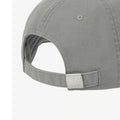 Detalle del cierre ajustable trasero de la gorra New Balance 6 Panel Classic Hat V 2.0 slate con correa de algodón gris y hebilla metálica plateada con logo NB grabado.
