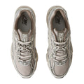 Zapatillas New Balance 740 en color Dockside Timberwolf Sea Salt vistas desde arriba, mostrando el sistema de cordones y la malla técnica.