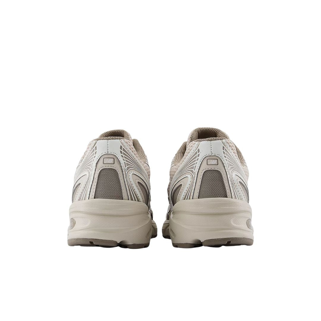 Parte trasera de las zapatillas New Balance 740 color Dockside Timberwolf Sea Salt, con talón reforzado y acolchado interior.