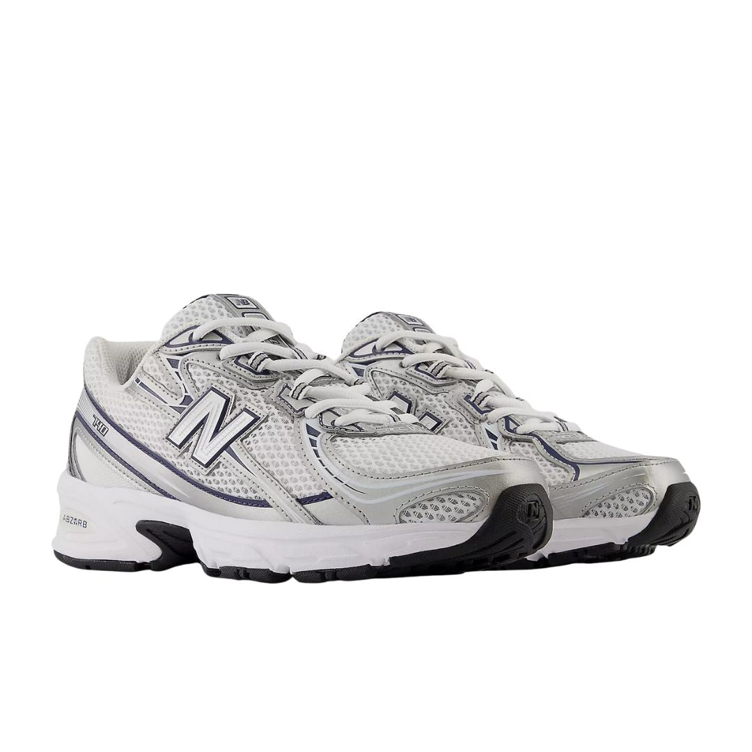 Zapatillas New Balance 740 NB navy vintage indigo shadow grey en vista tres cuartos frontal.