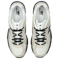 Vista superior de las zapatillas New Balance 740 Timberwolf NB-103 White con cordones negros y malla transpirable.