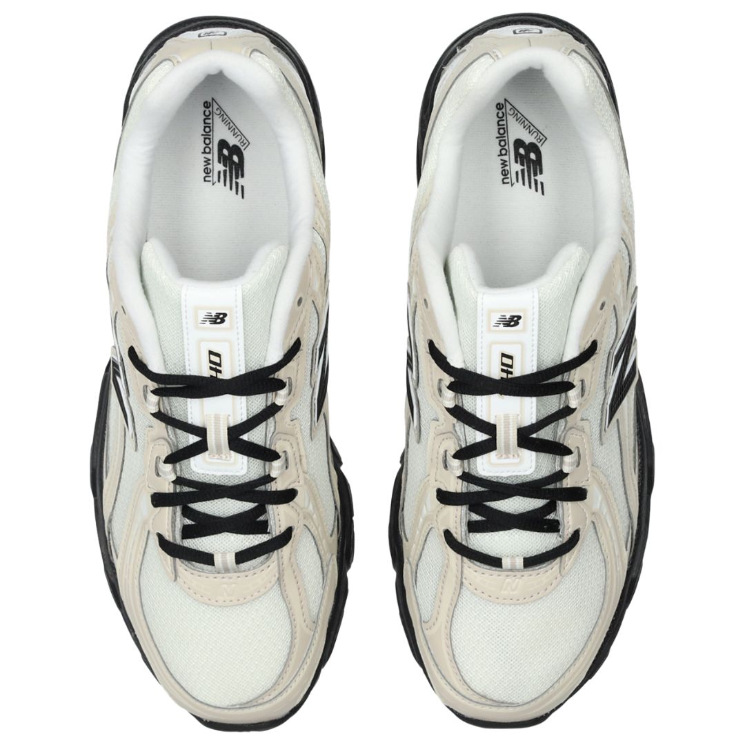 Vista superior de las zapatillas New Balance 740 Timberwolf NB-103 White con cordones negros y malla transpirable.