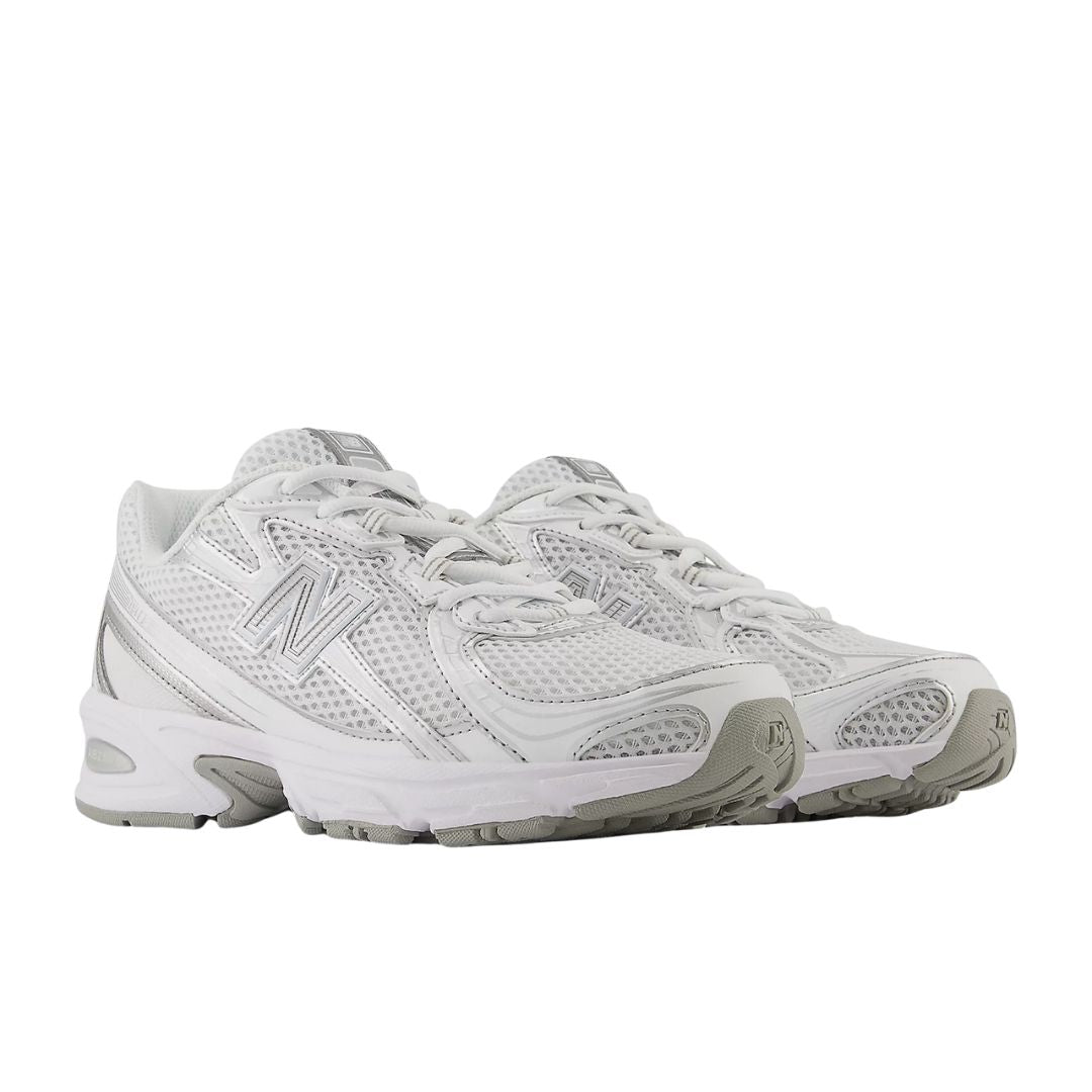 Zapatillas New Balance 740 white metallic silver reflection en vista tres cuartos frontal.