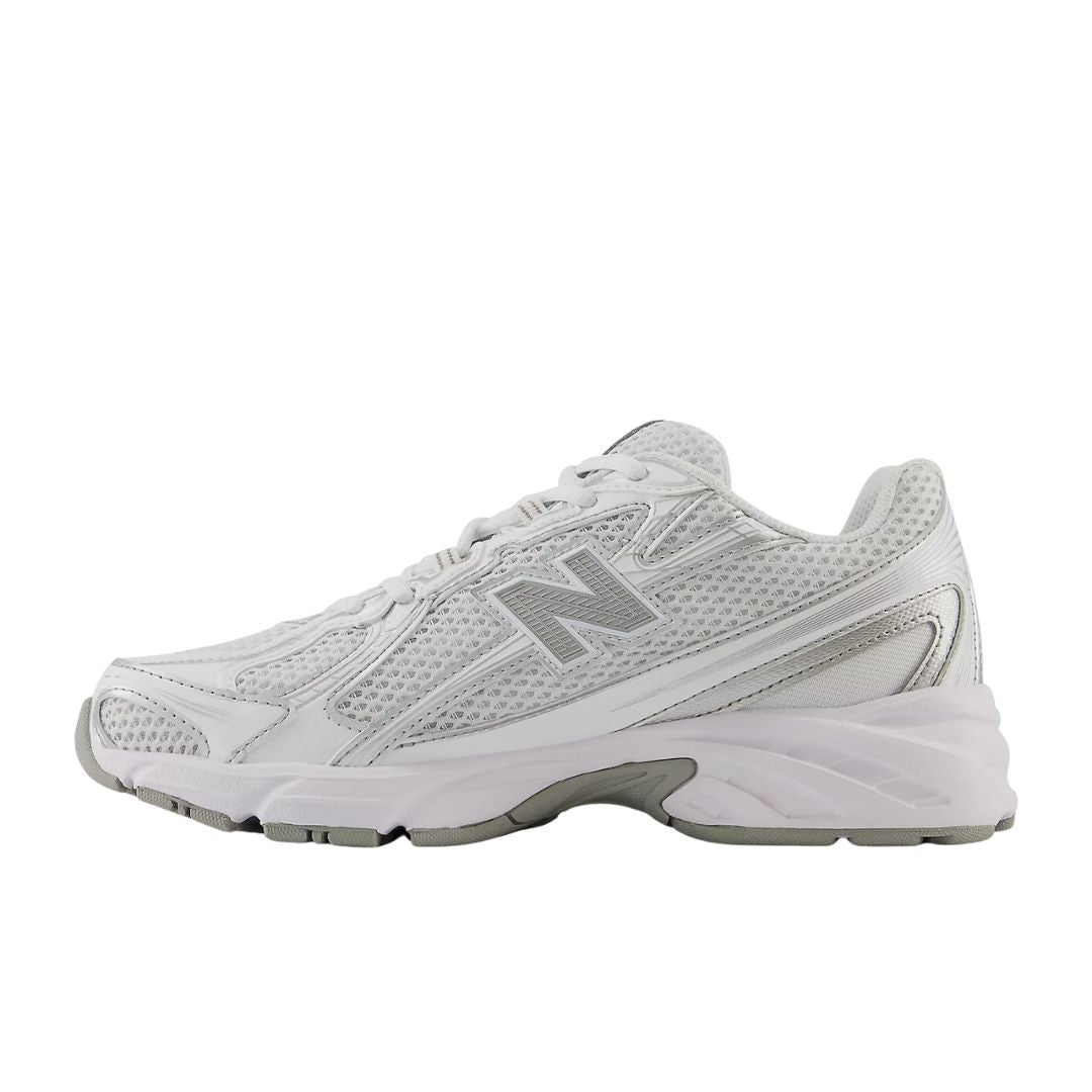 Zapatilla New Balance 740 en color white, metallic silver y reflection vista lateral.