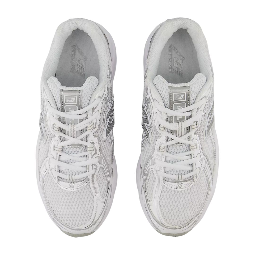 Vista superior de las zapatillas New Balance 740 en color white, metallic silver y reflection.