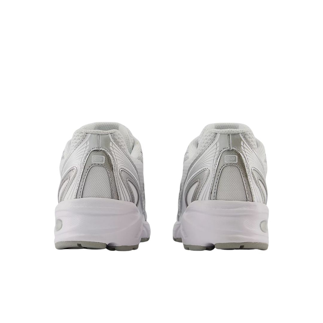 Vista trasera de las zapatillas New Balance 740 en color white, metallic silver y reflection.