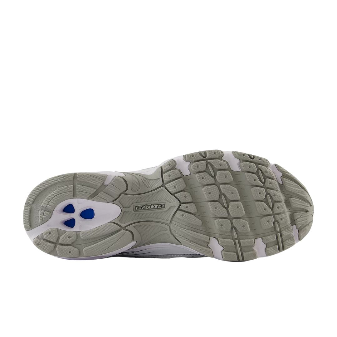 Suela de las zapatillas New Balance 740 en color white, metallic silver y reflection con diseño de running.