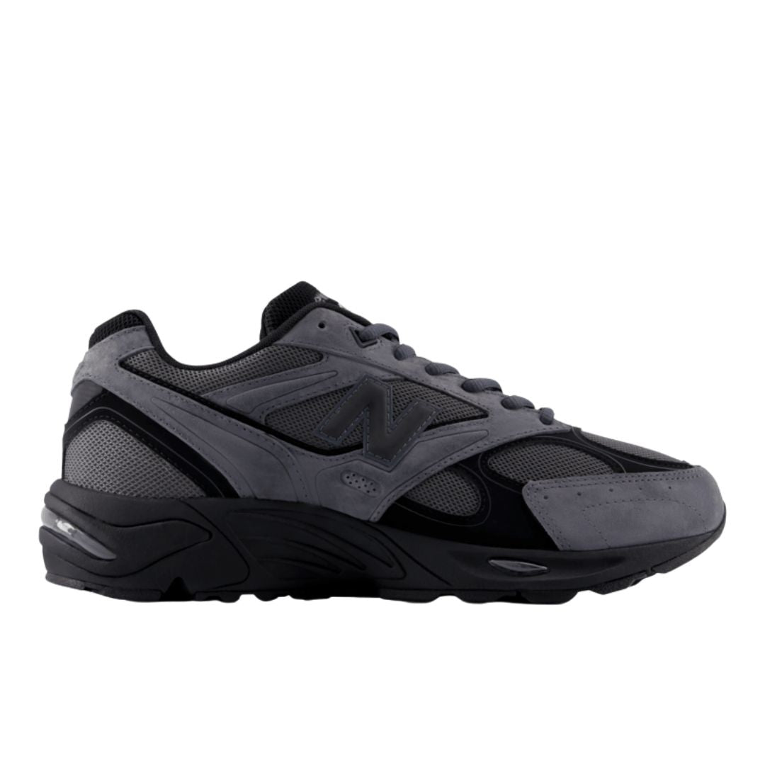 New Balance 880R en gris antracita y negro, vista lateral opuesta con panel de malla técnica, puntera reforzada y suela con entresuela ABZORB visible.