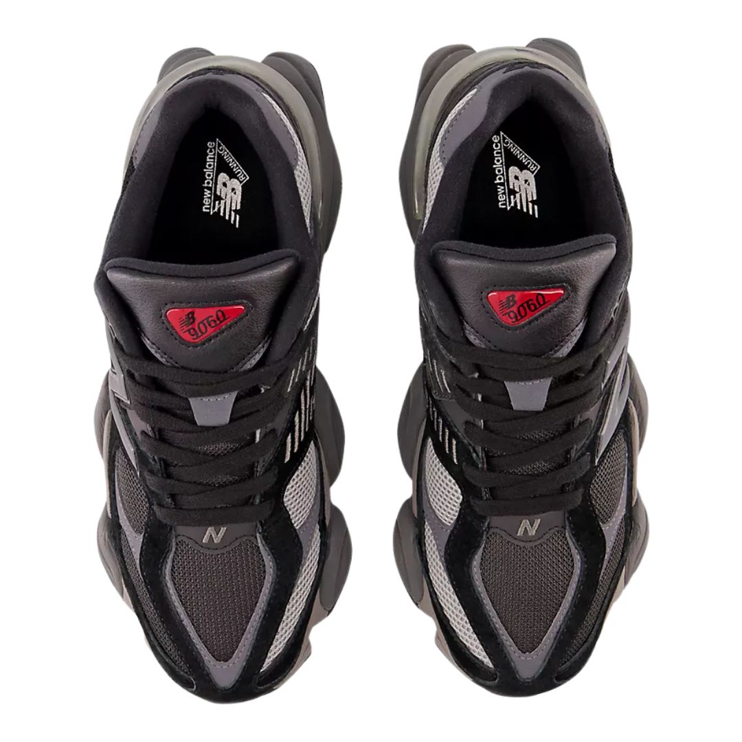 Vista superior de las New Balance 9060 Black Castlerock Rain Cloud con cordones negros, malla transpirable gris y etiqueta 9060 roja en la lengüeta.