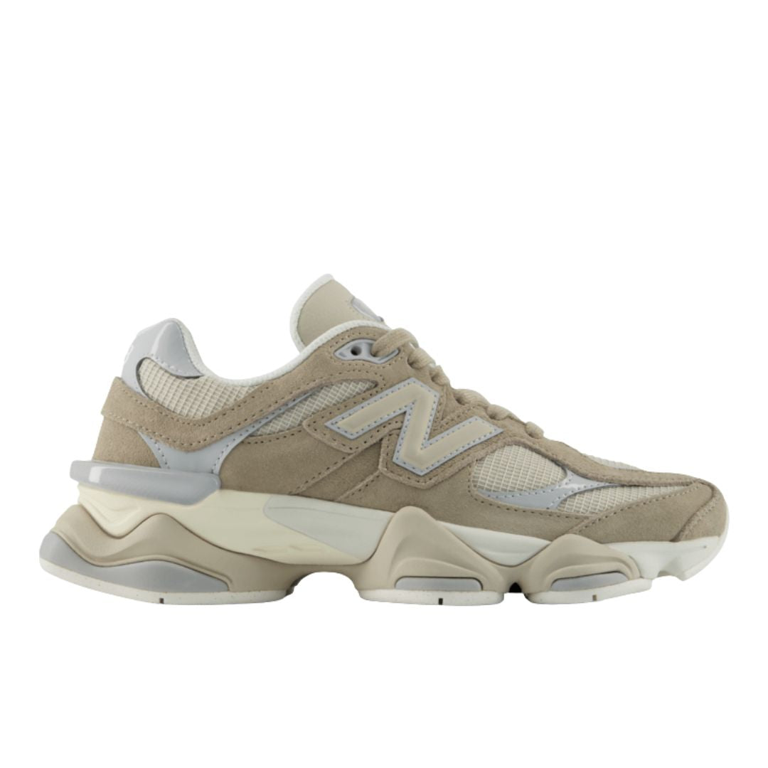 Zapatilla New Balance 9060 color Driftwood, vista lateral individual mostrando el logo N bordado, los detalles en plata y la construcción por capas de la mediasuela.