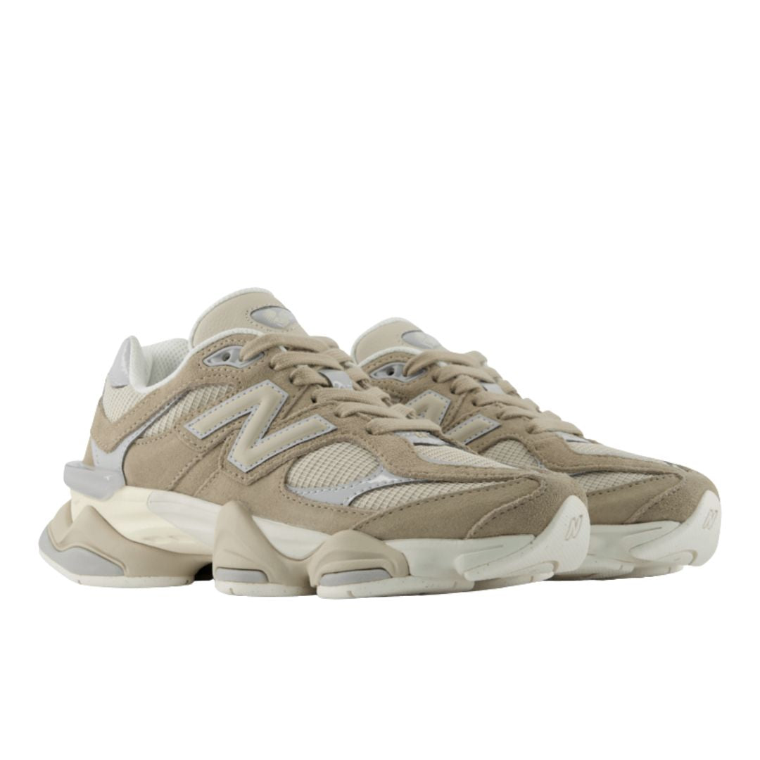 Zapatillas New Balance 9060 color Driftwood, vista frontal en ángulo de tres cuartos del par, con la malla técnica, los paneles de ante y la silueta chunky de la suela ABZORB.