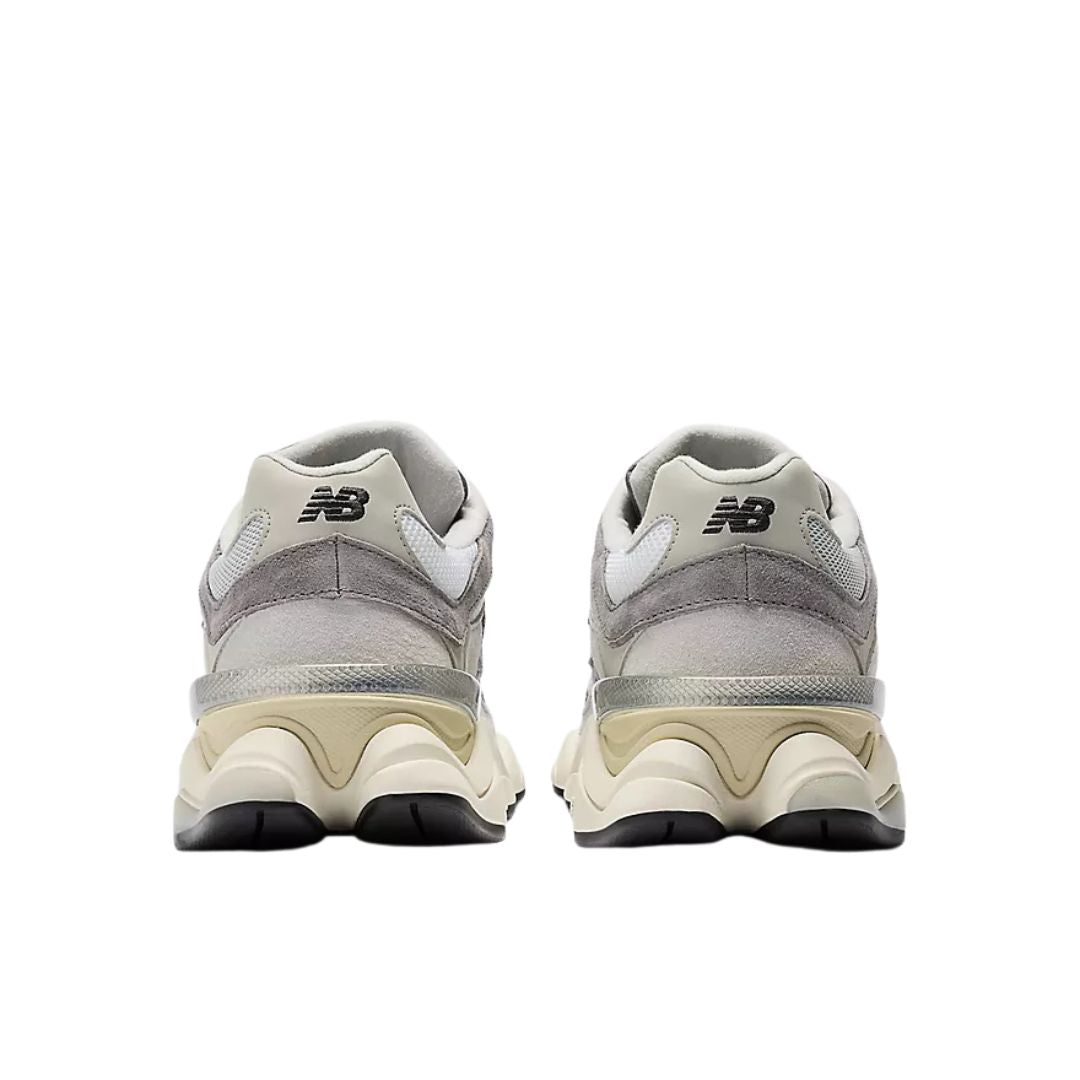 Vista trasera de las New Balance 9060 Rain Cloud Castlerock White con contrafuerte estructurado y entresuela de doble densidad en crema y gris.