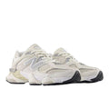 Zapatillas New Balance 9060 Sea Salt Moonbeam Turtledove vista frontal con cordones tono crema, upper en malla beige y ante claro, entresuela ABZORB crema.