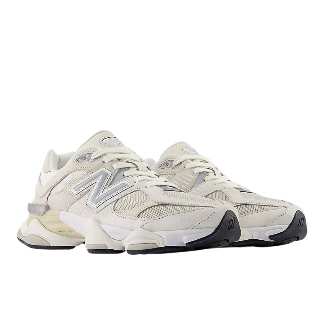 Zapatillas New Balance 9060 Sea Salt Moonbeam Turtledove vista frontal con cordones tono crema, upper en malla beige y ante claro, entresuela ABZORB crema.