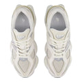 New Balance 9060 Sea Salt Moonbeam Turtledove vista superior con lengüeta beige, etiqueta 9060, cordones tono marfil y construcción en ante y mesh.
