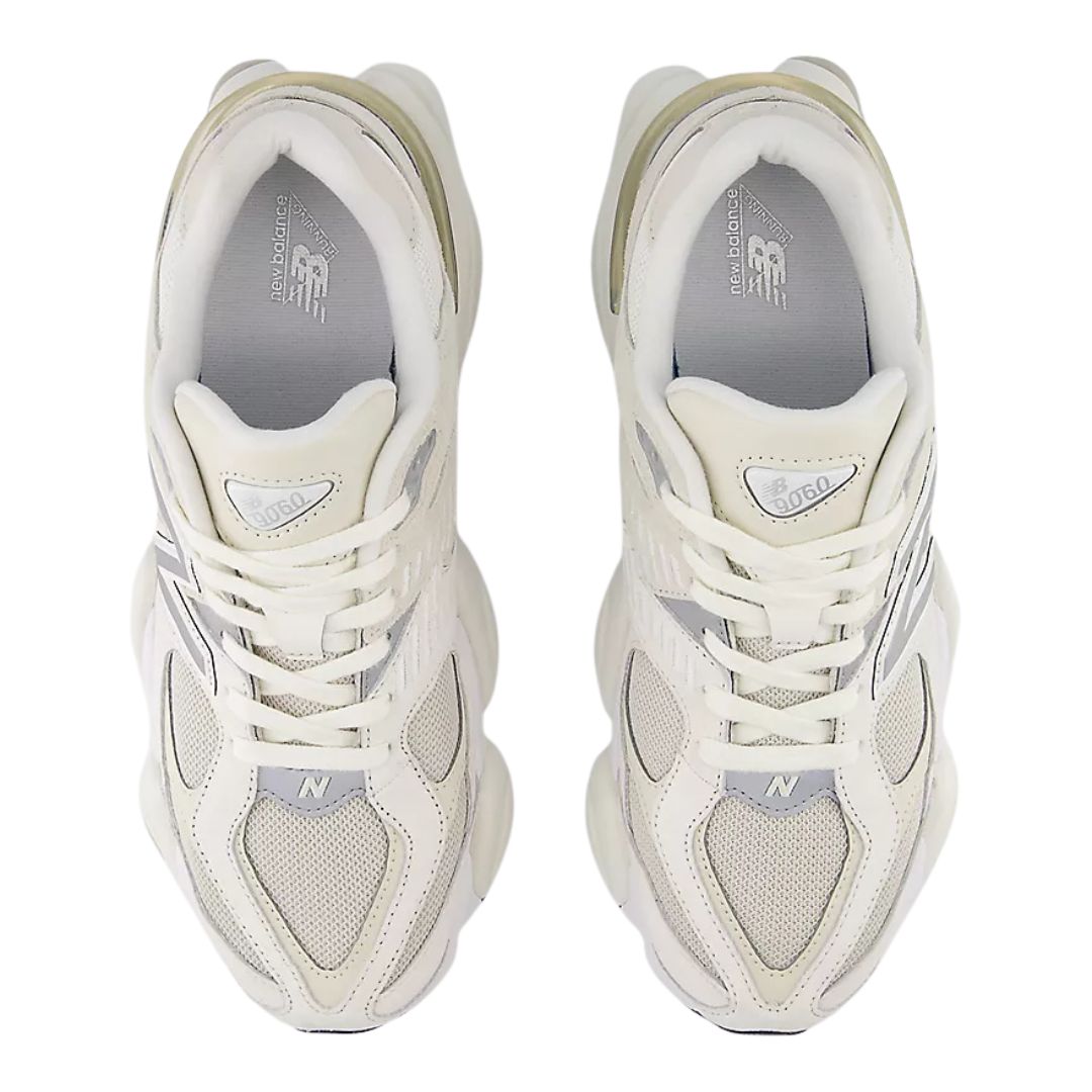 New Balance 9060 Sea Salt Moonbeam Turtledove vista superior con lengüeta beige, etiqueta 9060, cordones tono marfil y construcción en ante y mesh.