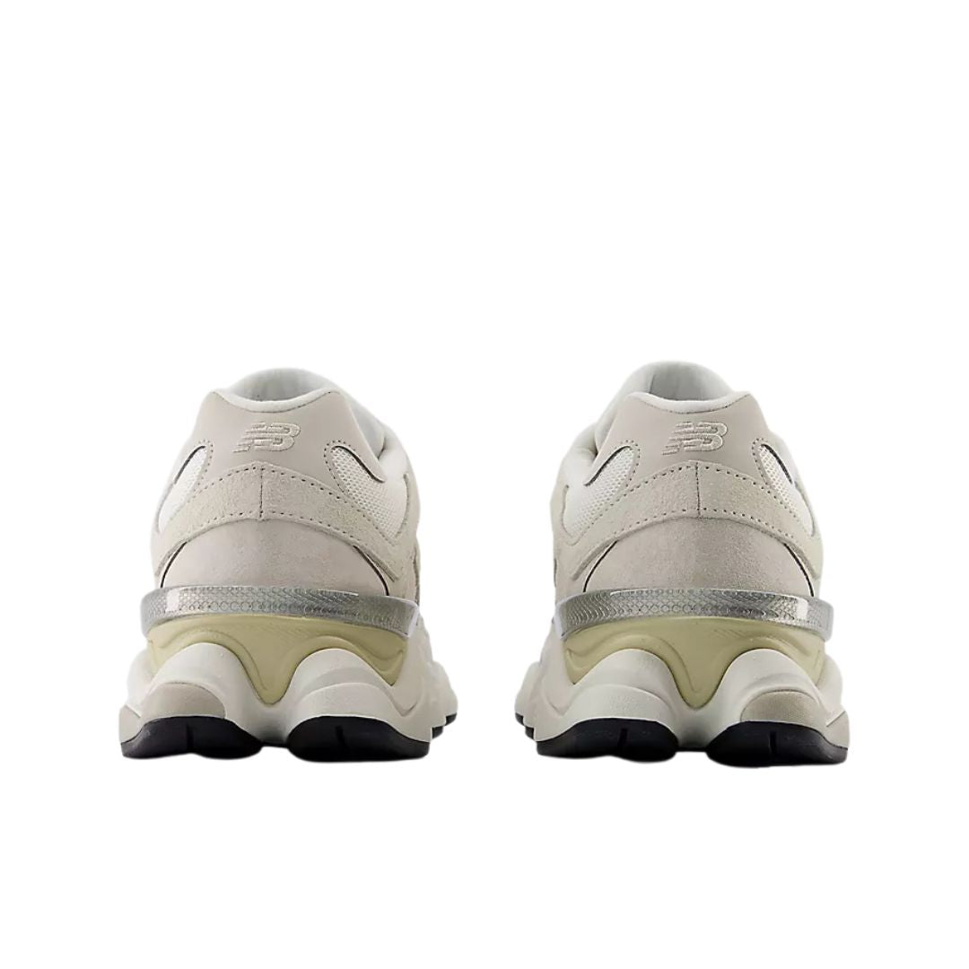 Parte trasera New Balance 9060 Sea Salt Moonbeam Turtledove con contrafuerte translúcido y talón reforzado en tonos crema.