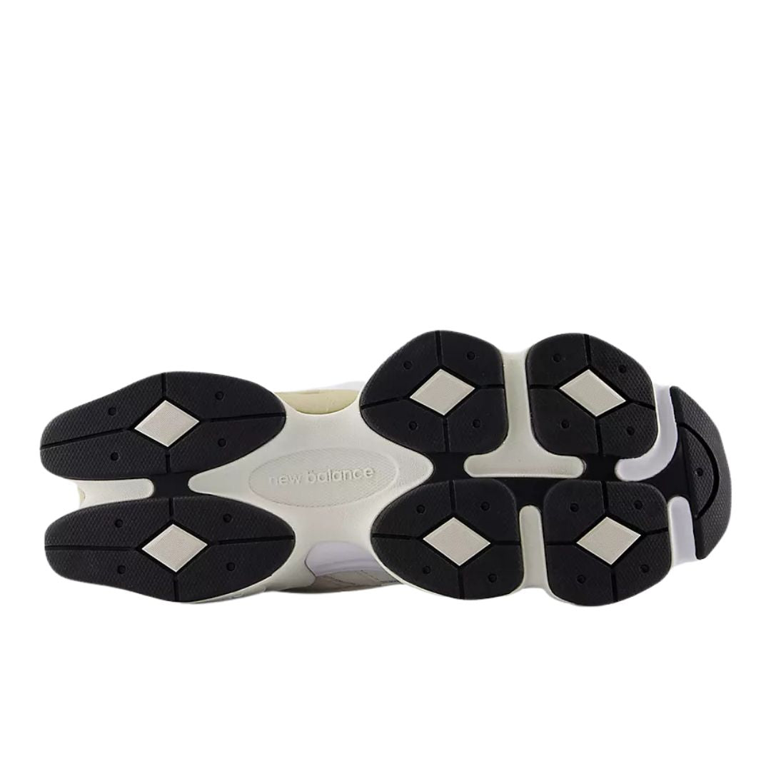 Suela New Balance 9060 Sea Salt Moonbeam Turtledove con patrón de diamantes negro y detalles beige, estructura robusta con absorción de impactos ABZORB.