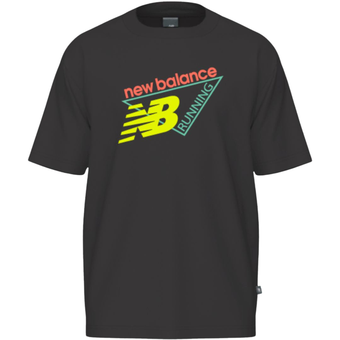Camiseta New Balance Classic Tri-Logo T-Shirt negra para hombre con manga corta, cuello redondo acanalado y gran logo Tri-Logo multicolor estampado en el frontal.