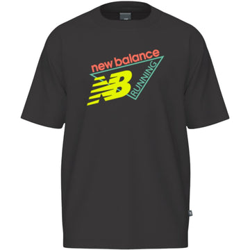 Camiseta New Balance Classic Tri-Logo T-Shirt negra para hombre con manga corta, cuello redondo acanalado y gran logo Tri-Logo multicolor estampado en el frontal.