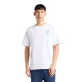 Camiseta gráfica New Balance Fish and Chips color blanco, vista frontal en modelo, con pequeño estampado ilustrado en pecho izquierdo y cuello redondo.