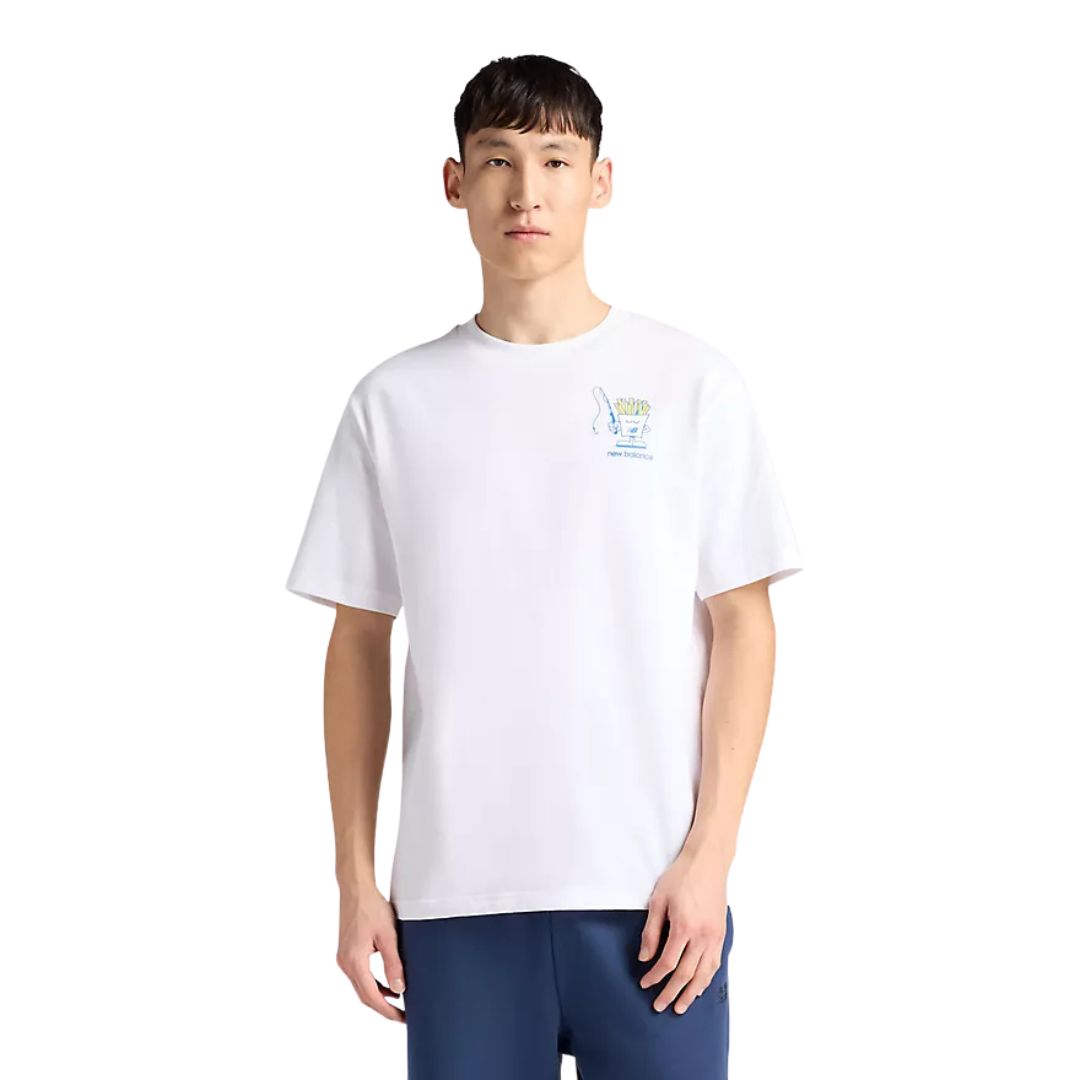 Camiseta gráfica New Balance Fish and Chips color blanco, vista frontal en modelo, con pequeño estampado ilustrado en pecho izquierdo y cuello redondo.