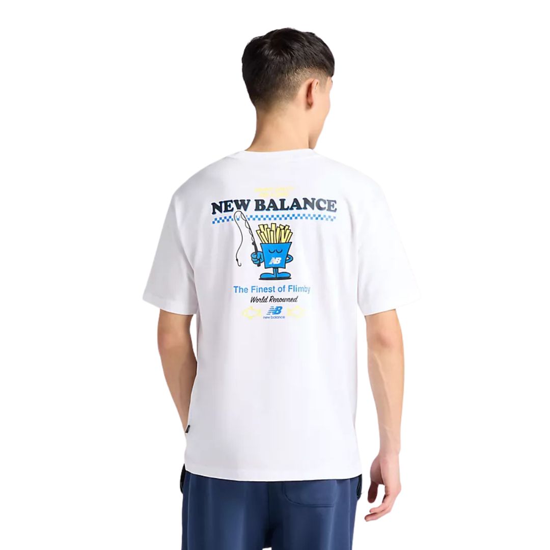 Vista trasera de la camiseta gráfica New Balance Fish and Chips blanca en modelo, con gran estampado Fish and Chips Flimby en azul, amarillo y negro.