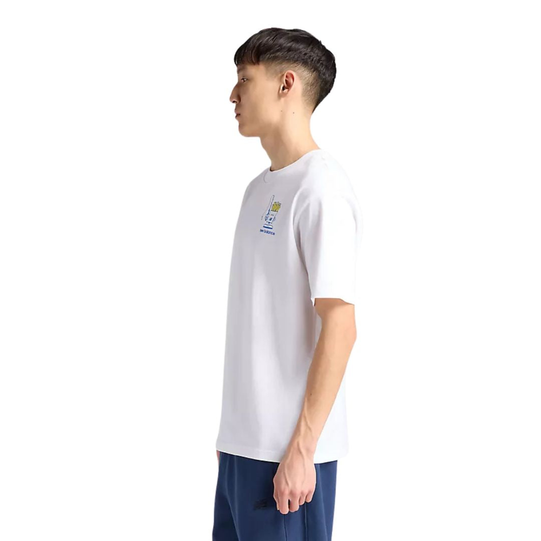 Camiseta New Balance Fish and Chips color blanco, vista lateral derecha en modelo, con estampado en pecho visible y corte relaxed fit de manga corta.