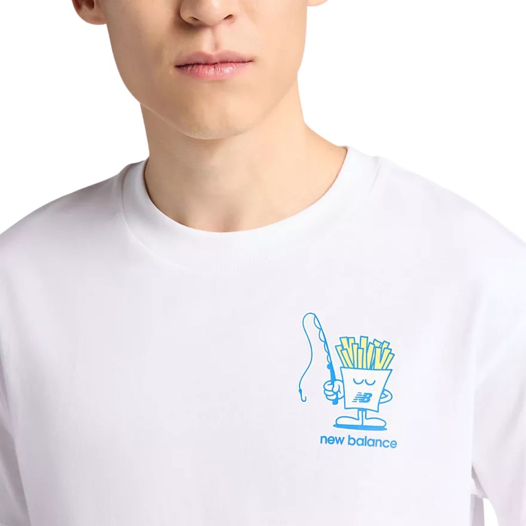 Primer plano del estampado de pecho de la camiseta New Balance Fish and Chips blanca: personaje de patatas fritas azul con caña de pescar y logo NB.