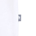 Detalle etiqueta lateral camiseta New Balance Fish and Chips blanca, con logo NB tejido en gris en el bajo izquierdo.