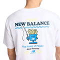 Detalle estampado trasero camiseta New Balance Fish and Chips blanca: mascota de patatas fritas azul con caña de pescar, texto The Finest of Flimby.