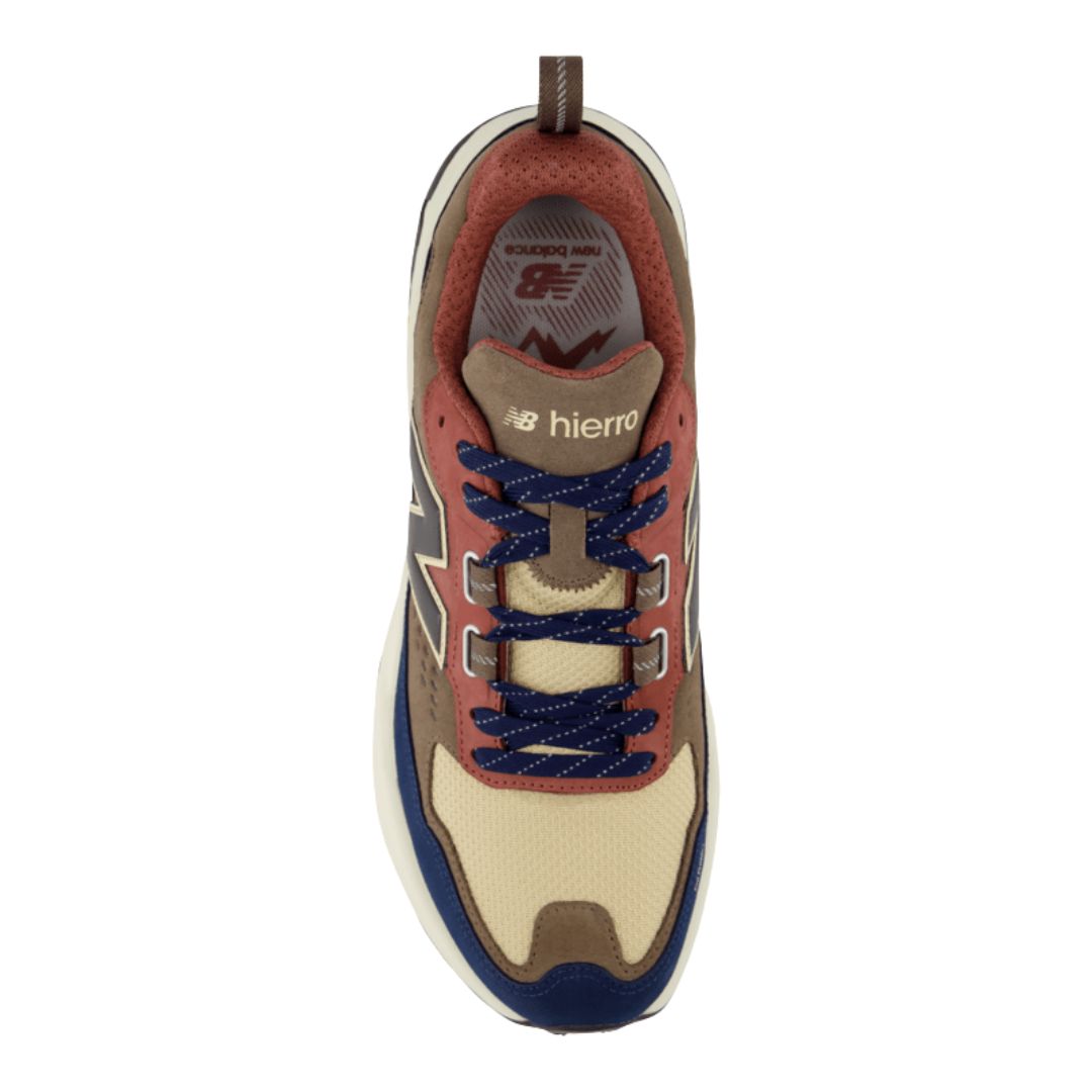 New Balance Fresh Foam X Hierro Trek Cortado Toasted Sesame vista superior con cordones azul marino moteados, lengüeta marrón con logo Hierro y panel frontal de malla beige transpirable.