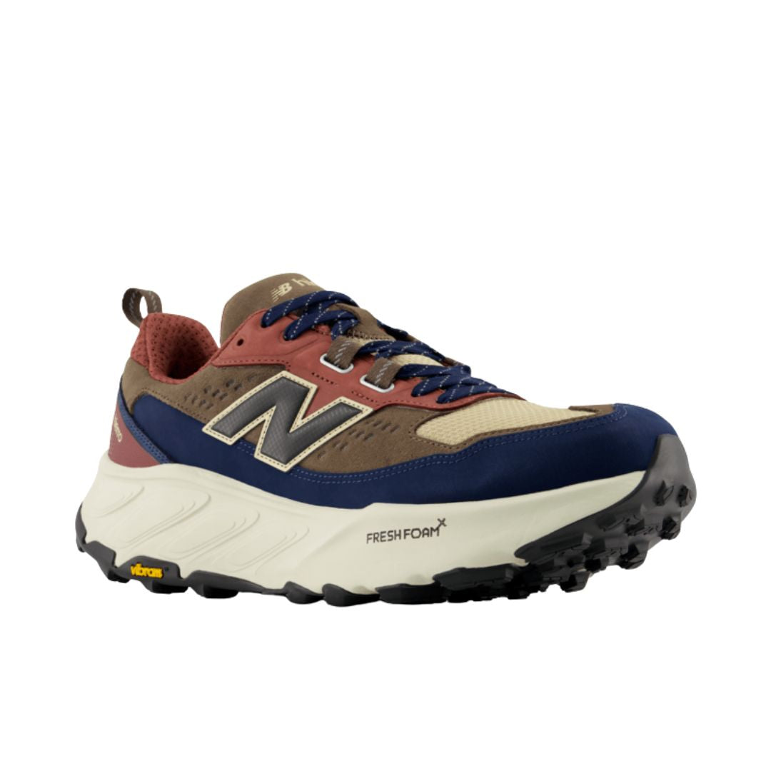 New Balance Fresh Foam X Hierro Trek Cortado Toasted Sesame zapatillas trekking detalle talón rojo teja y marrón, logo Hierro lateral, mediasuela Fresh Foam X crema y suela Vibram Megagrip con tacos profundos.