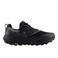 New Balance Hierro v9 GORE-TEX® en negro con Faded Black y Castlerock, perfil lateral completo con el rótulo hierro sobre el talón y la etiqueta amarilla Vibram® en la suela.