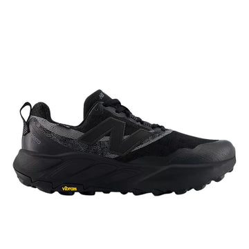 New Balance Hierro v9 GORE-TEX® en negro con Faded Black y Castlerock, perfil lateral completo con el rótulo hierro sobre el talón y la etiqueta amarilla Vibram® en la suela.